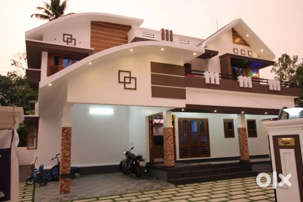 4 bed house in near Kurishummoodu