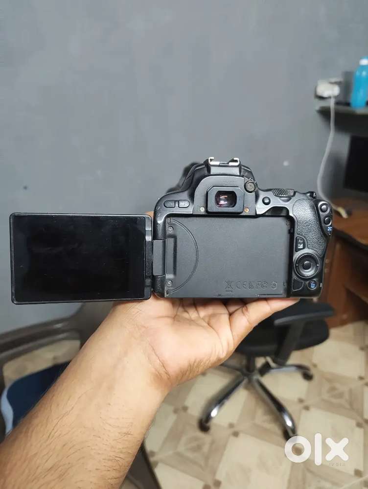 Canon 200D with 2 lense
