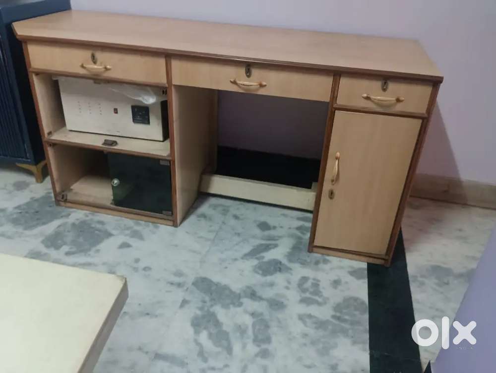 Computer table