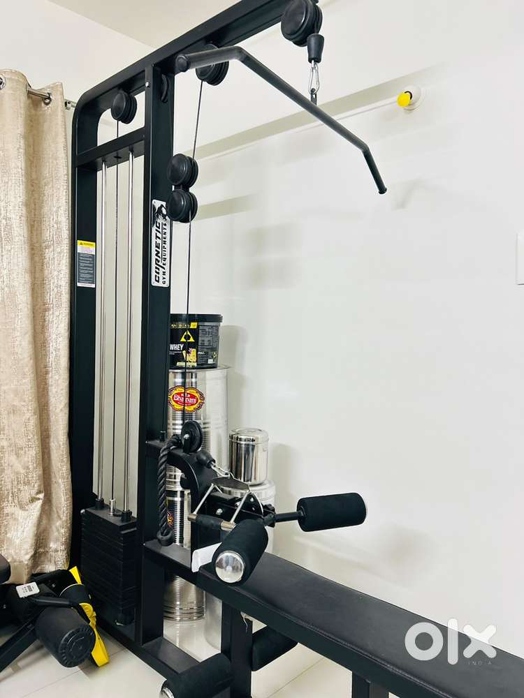 Gym equipments lat pull down 4 months old