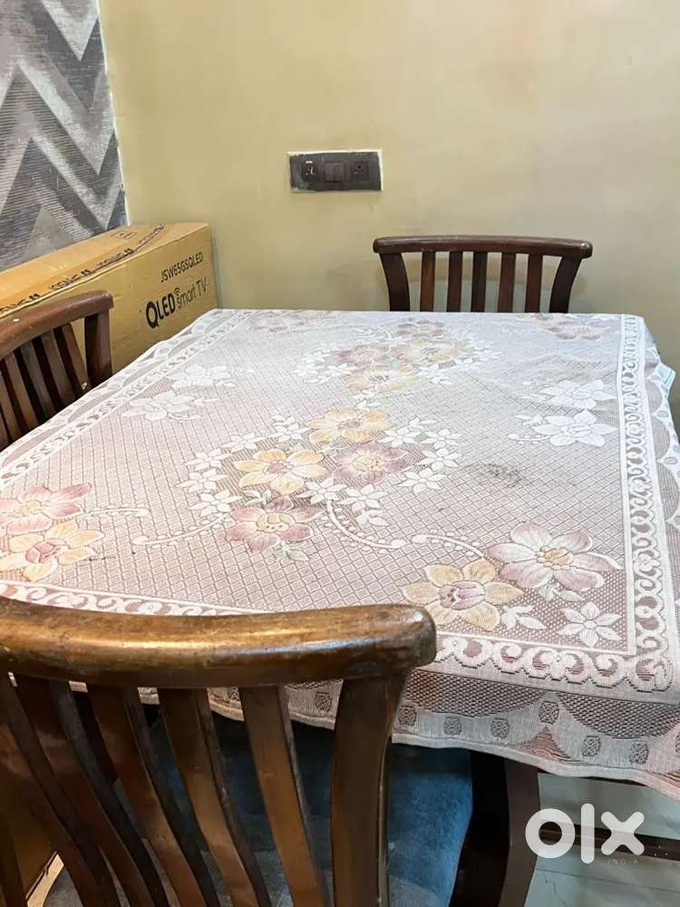 Premium solid saag wood dinning table