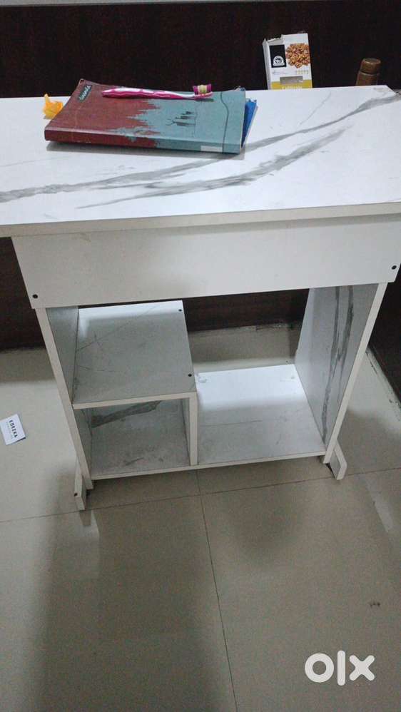 Computer or laptop working and studytabel very good conditon