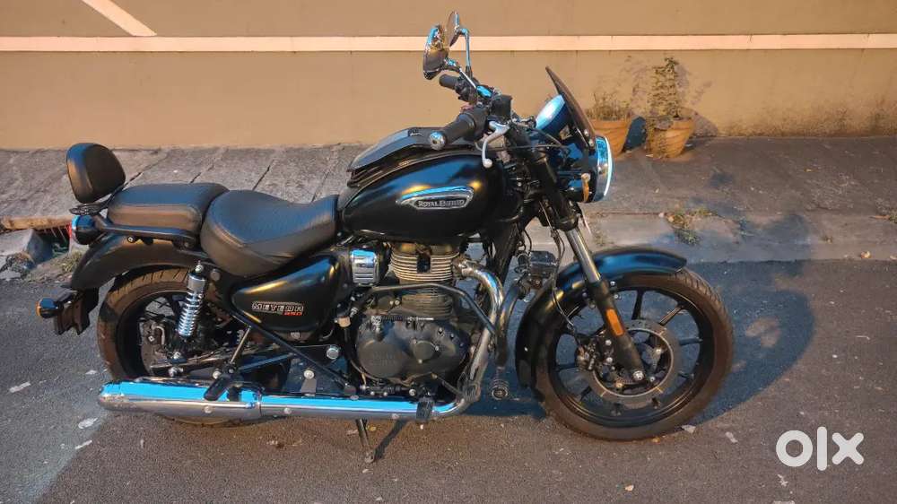 Royal Enfield Meteor 350 Stellar Black
Model