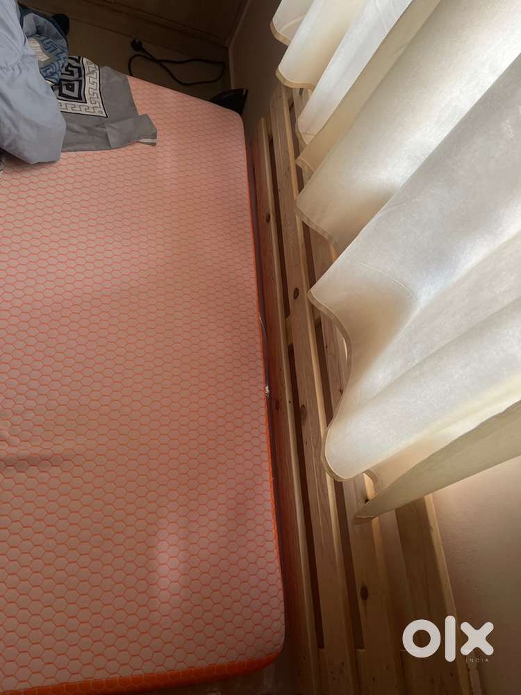 Queen size mattress with 2 pillows