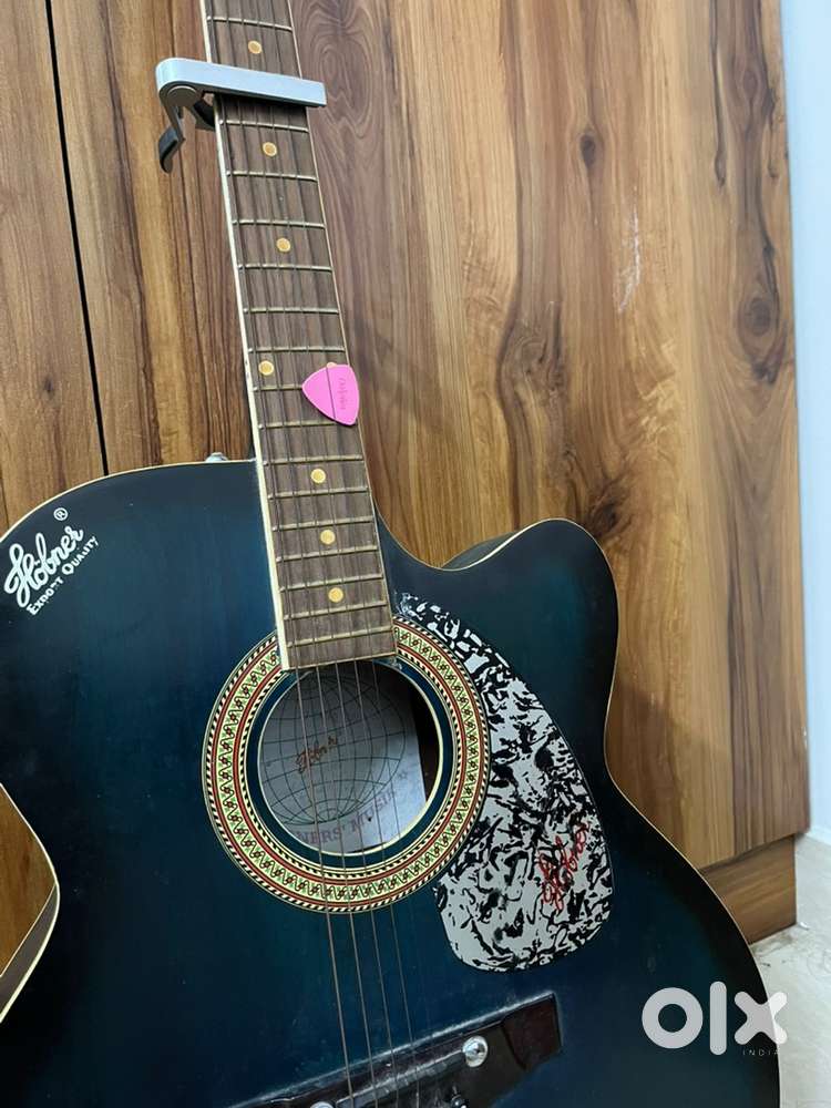 hobner acoustic guitar with capo