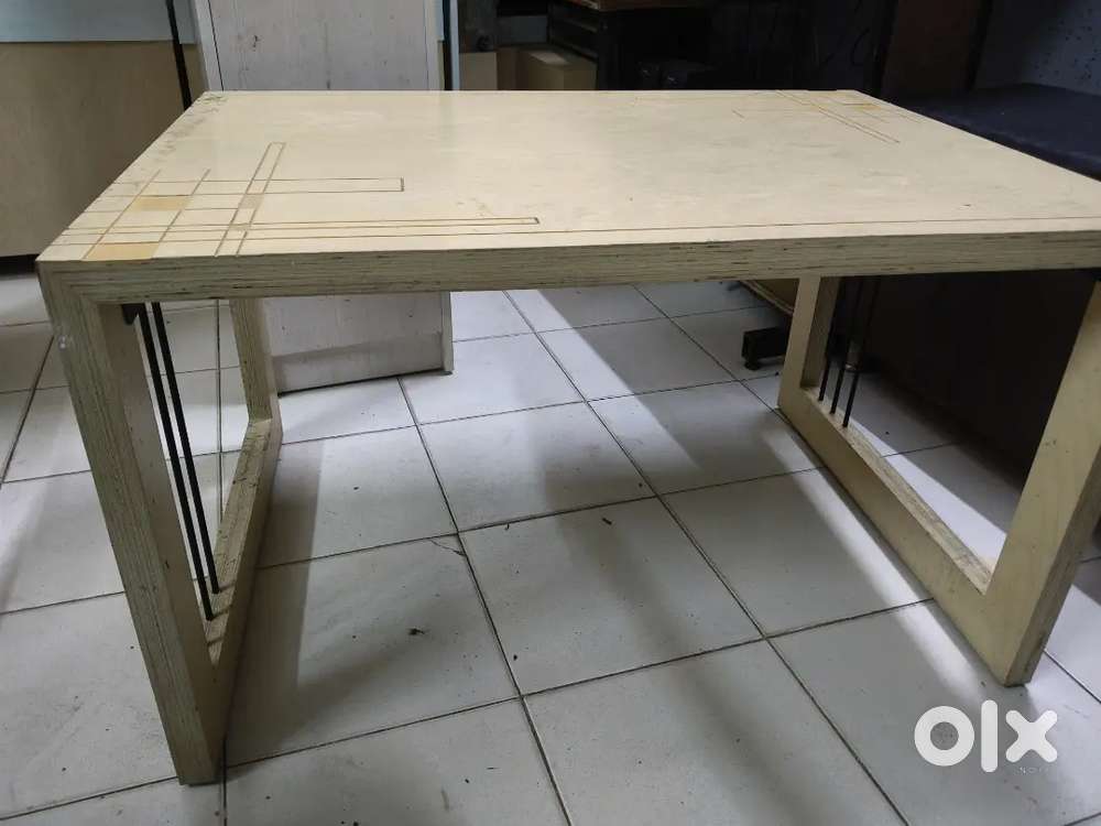 Stylish Table Setup with Dubbing, Track Lights & Smart Hanger