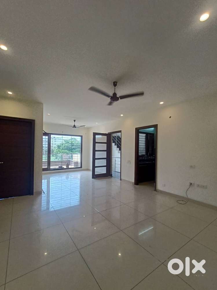3 BHK Newly Built Floor Sector-11