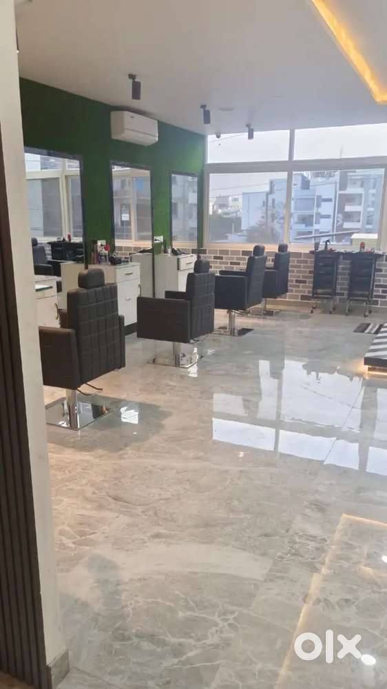 Unisexhair dresser. Hairdresser