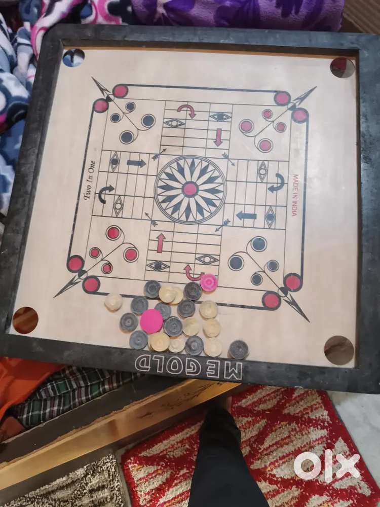 Yah carrom board hai aur uska size Hai 32 inch piche se bhi sahi hai c