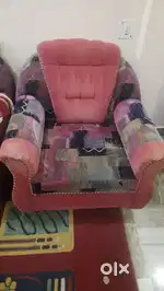 सोफा सेट बेचना है।