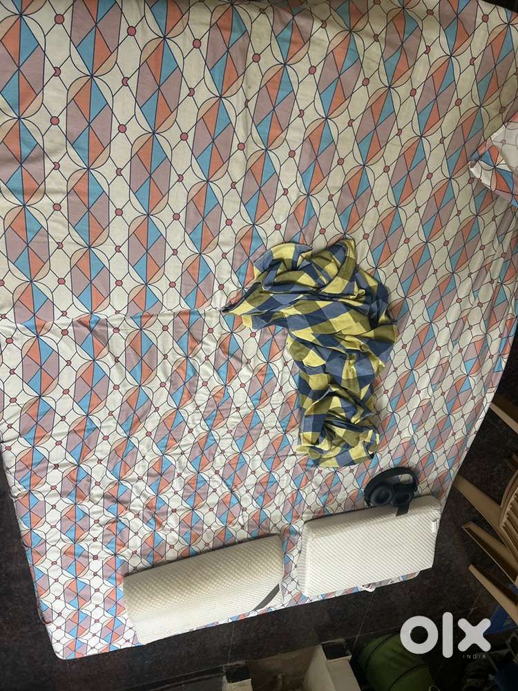 Foldable bed with mattress