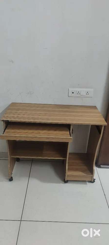 Nilkamal computer table with locking wheel