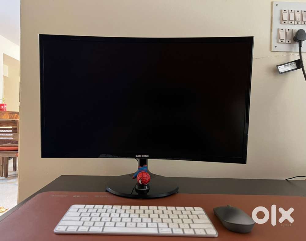 Samsung 24 Curved Monitor (Full HD, 1800R) - Excellent Condition