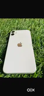 Iphone 11 hai 128 gb bs screen mein scratch h baki phone ek no h