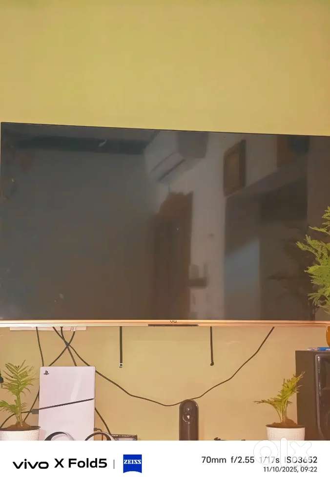 vu 65 inches tv crack on display , working condition