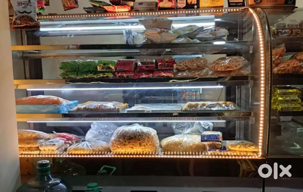 Curved glass Display counter for sweets and other bakery products.