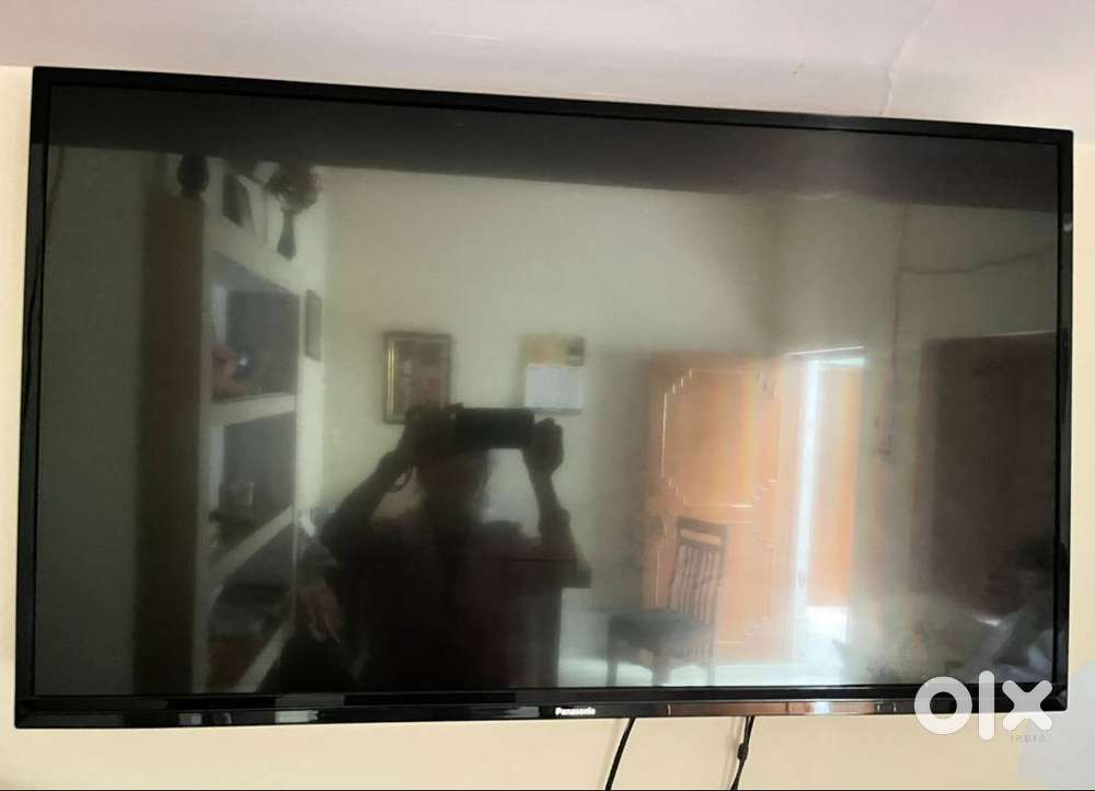 Panasonic TH‑43E200DX 43″ Full HD LED TV – Excellent Condition