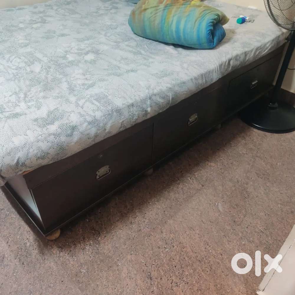 Box diwan 2.5x6.5 feet