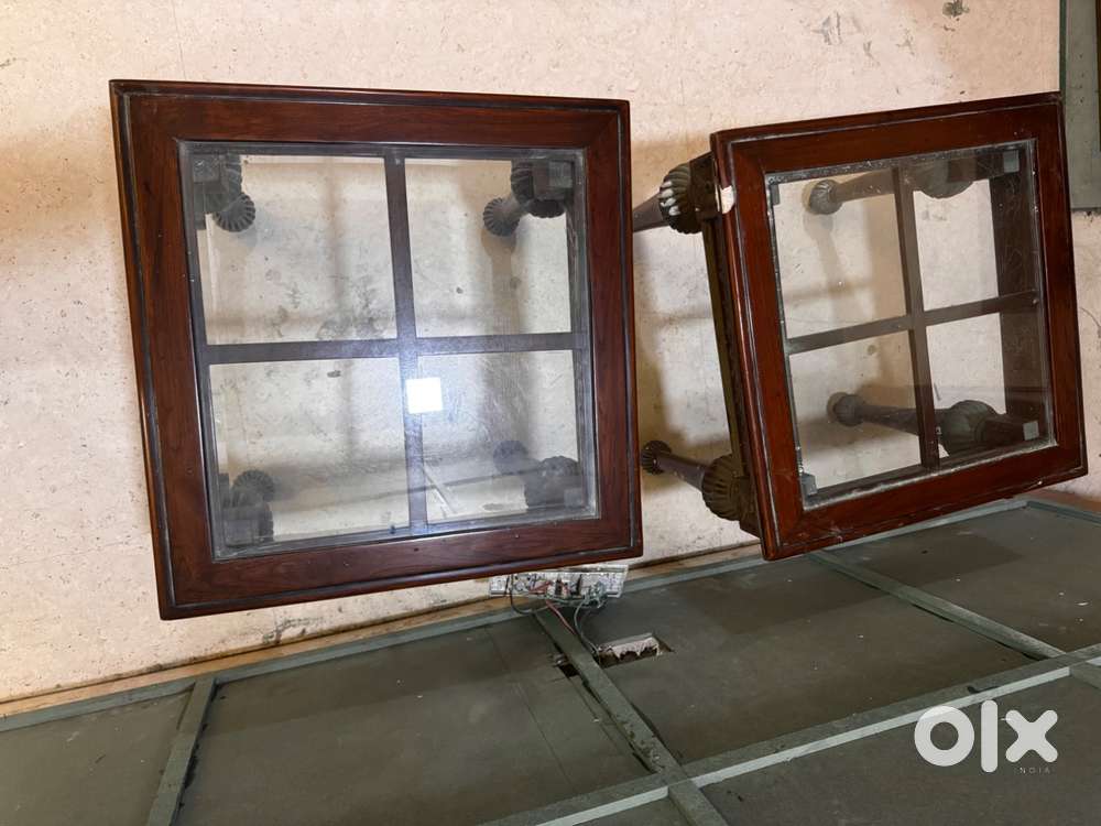 Set of 2 corner tables with glass top