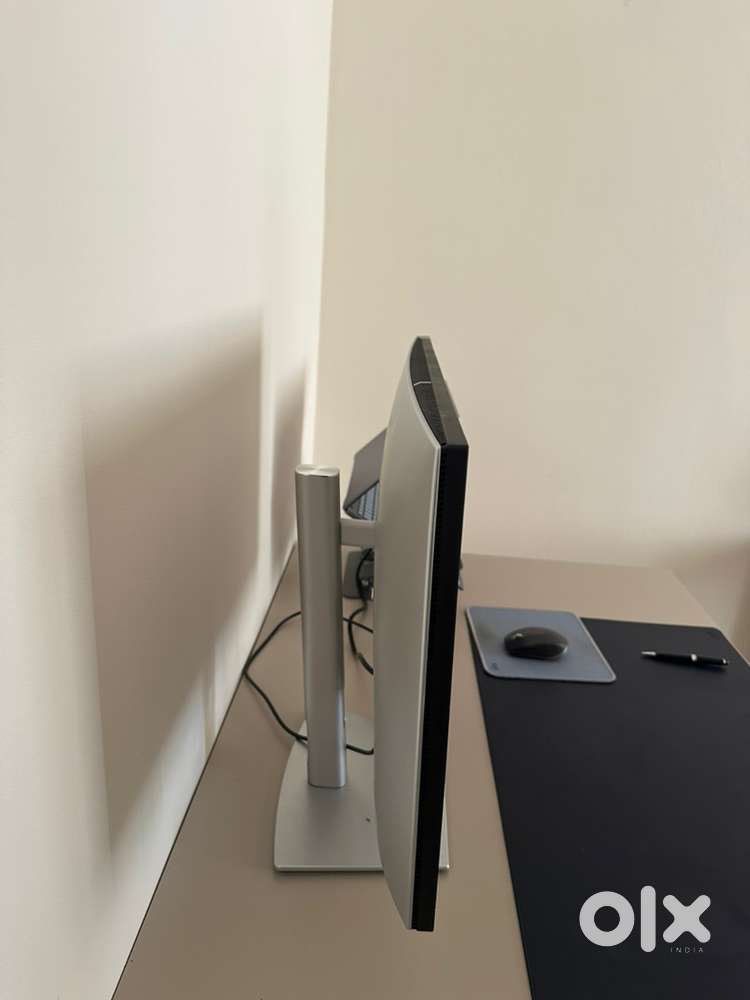 Dell Ultrasharp U2725QE sparingly used