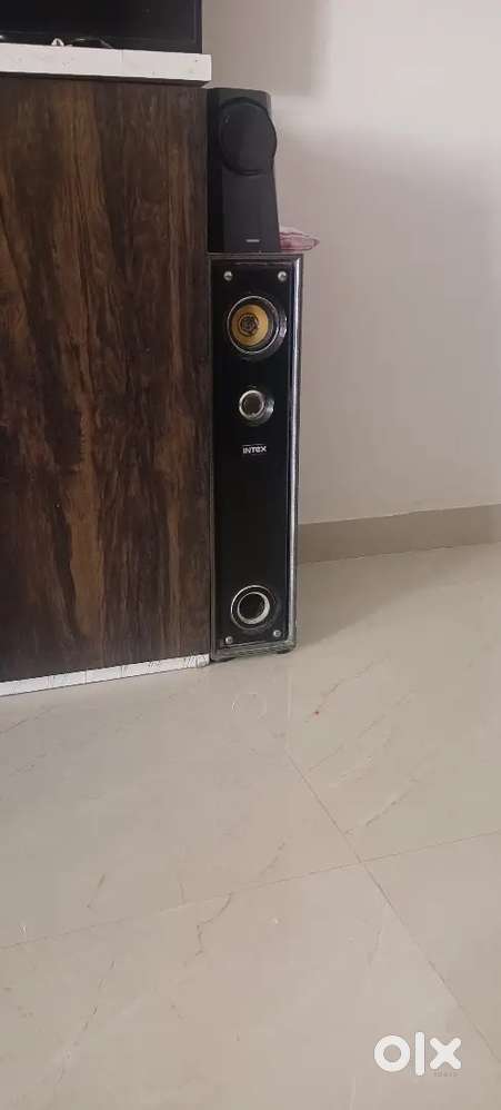 Tower speaker in ok condition