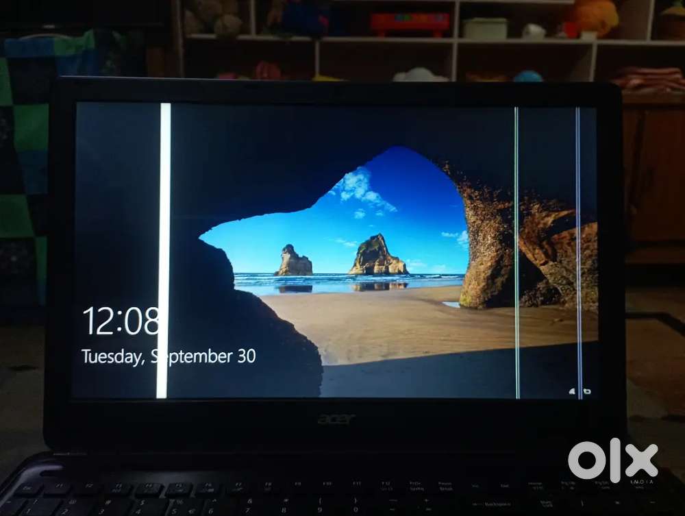 Acer laptop, i3, 8gb and 500gb lines on display