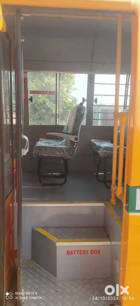 School bus SML CNG 27 seat,4 tyre,2024 Model, life time Tax paid UP14
