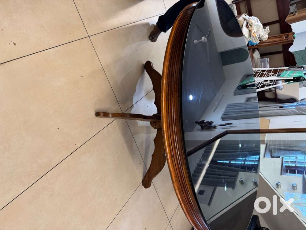 Six seater dining table (round)
