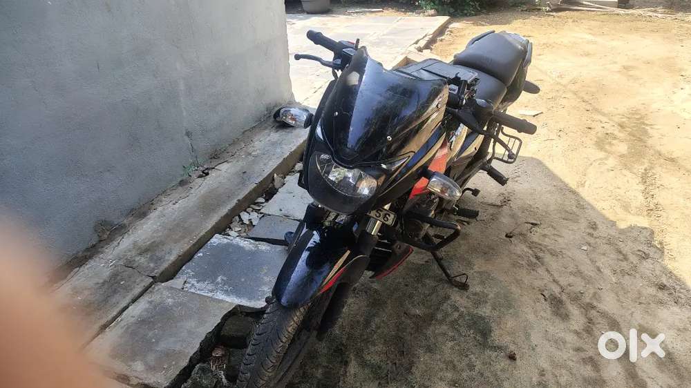 Pulsar 150. Good looking bike.