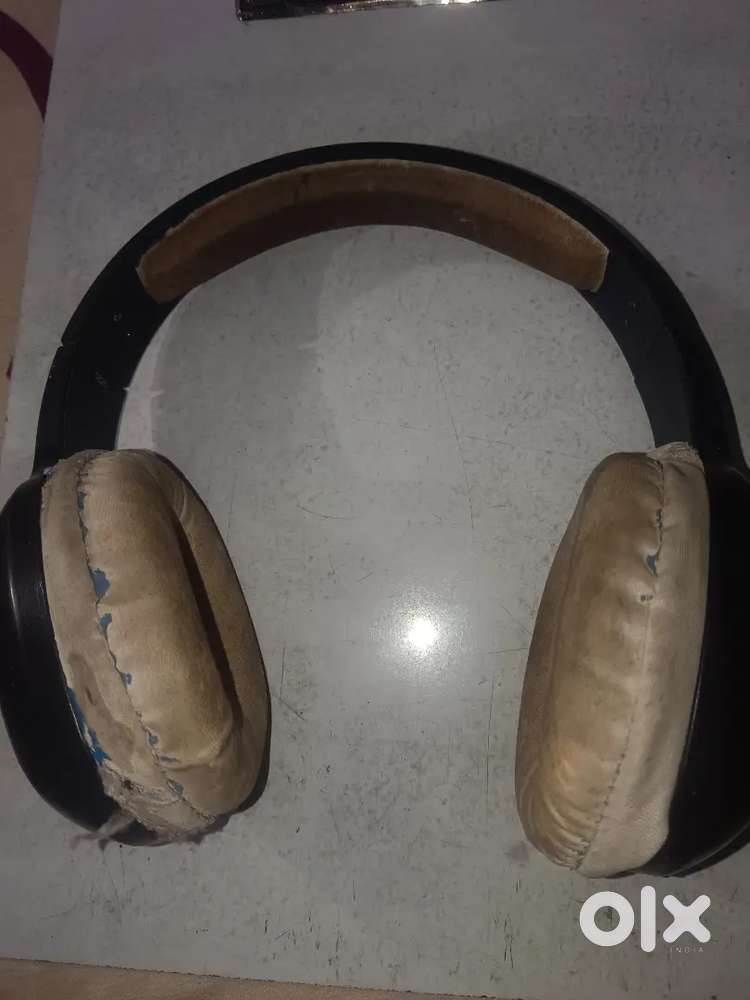 Selling headphone which is a little old but in fully working condition