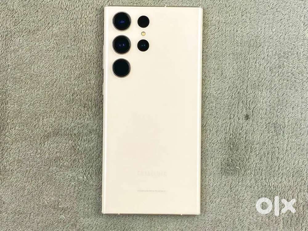 Samsung's galaxy S24 ultr with all accessories