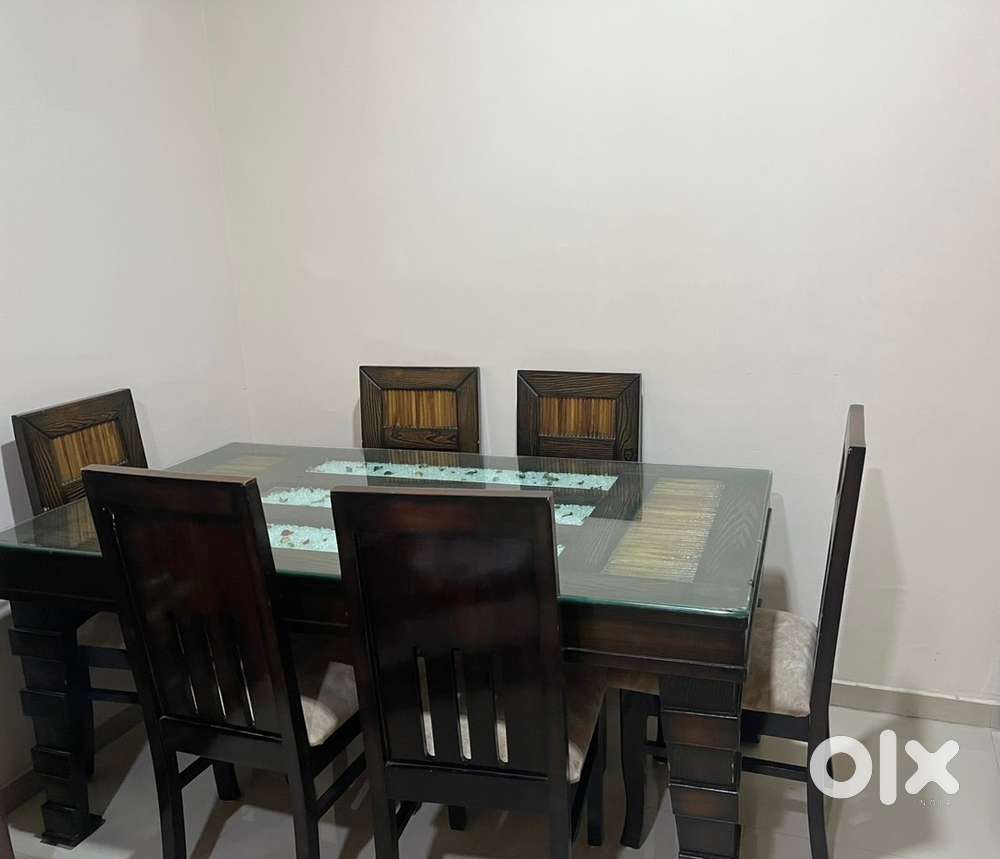 Wooden dining table with 6 chairs in mint condition