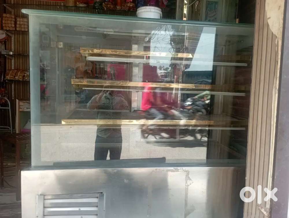 Display fridge and cold condition