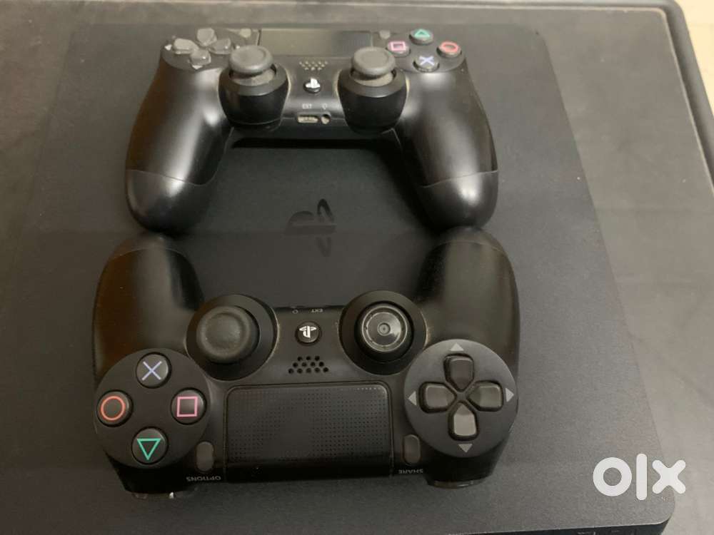 Ps4 with 2 controllers and games
