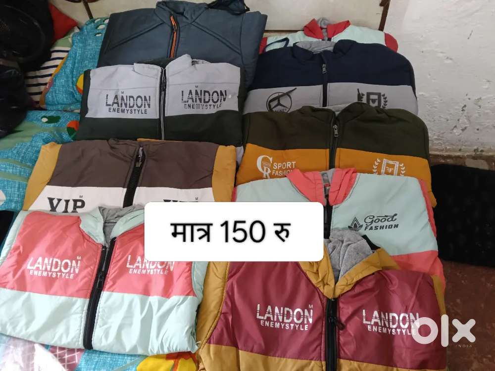 बच्चों के गरम जैकेट , बड़ों की टी-शर्ट , साड़ियां, चश्मा , और साफी