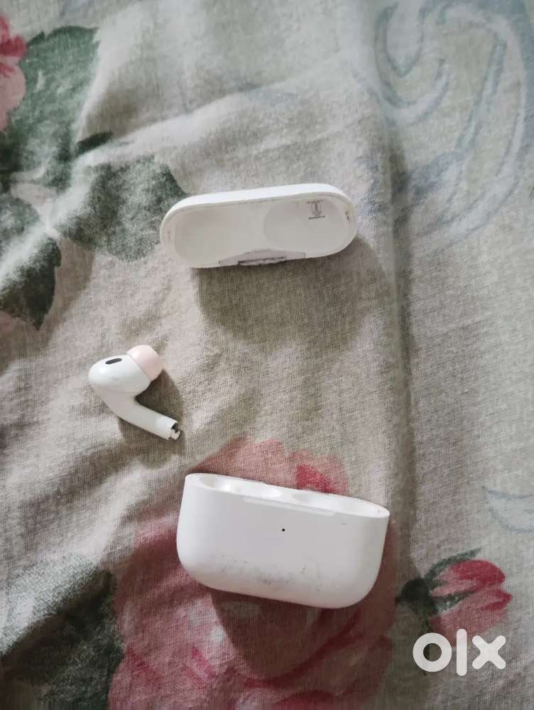 Real apple airpods in 100₹ with only one ear spare