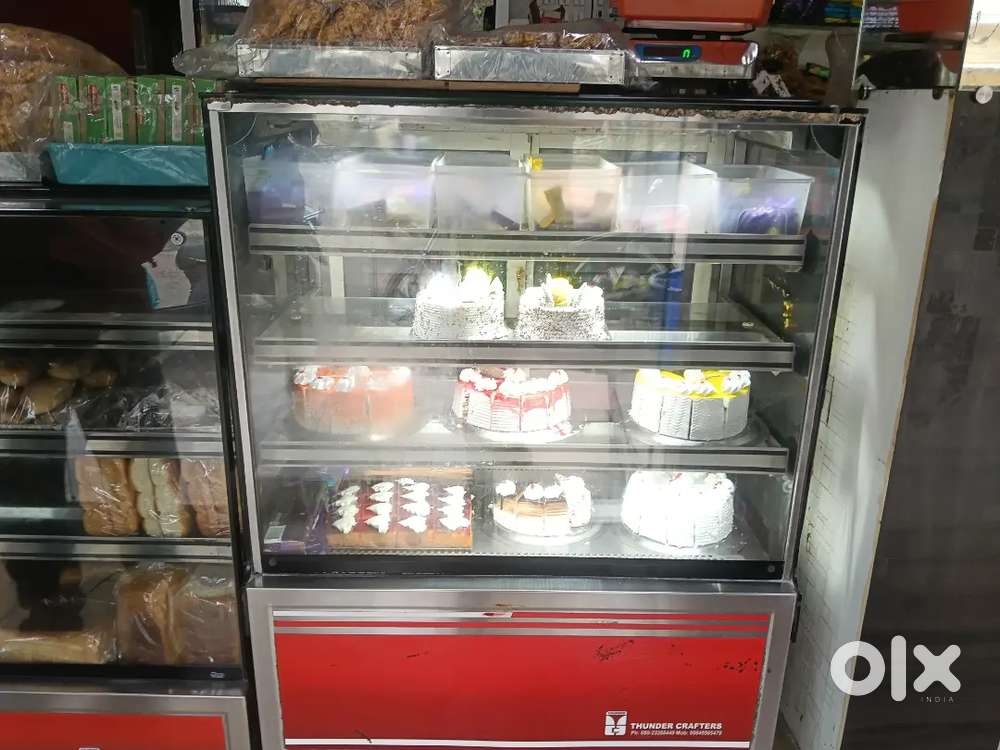 COOLING CAKE FRIDGE
