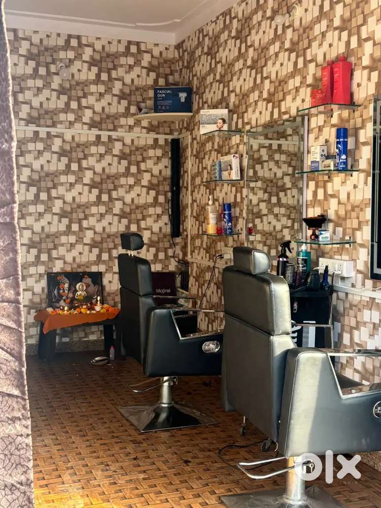 Salon setap pura hai or ek room alag se hi buty ke liye or washrooms