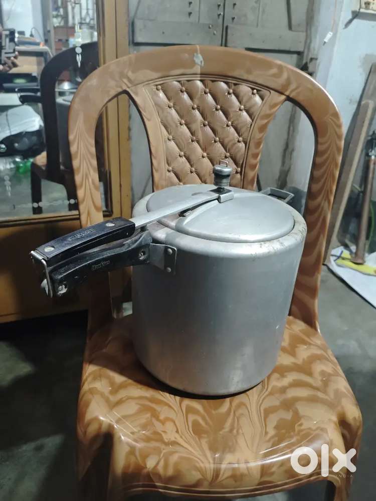 Hawkins Classic Inner Lid Aluminium Pressure Cooker (Tall), 12 Litre