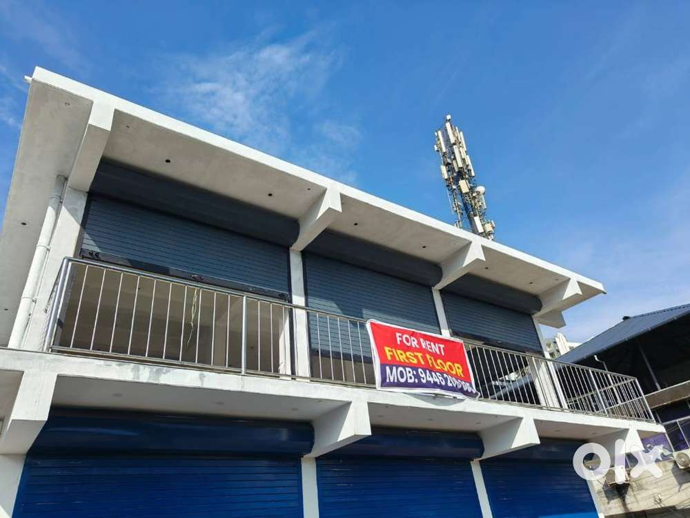 700 sq ft Shop on the first floor, prominent location