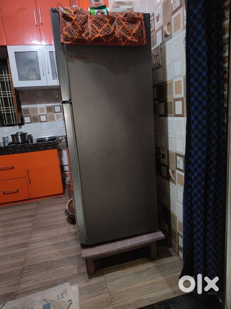 Samsung double-door refrigerator. 3 year. 270 litter