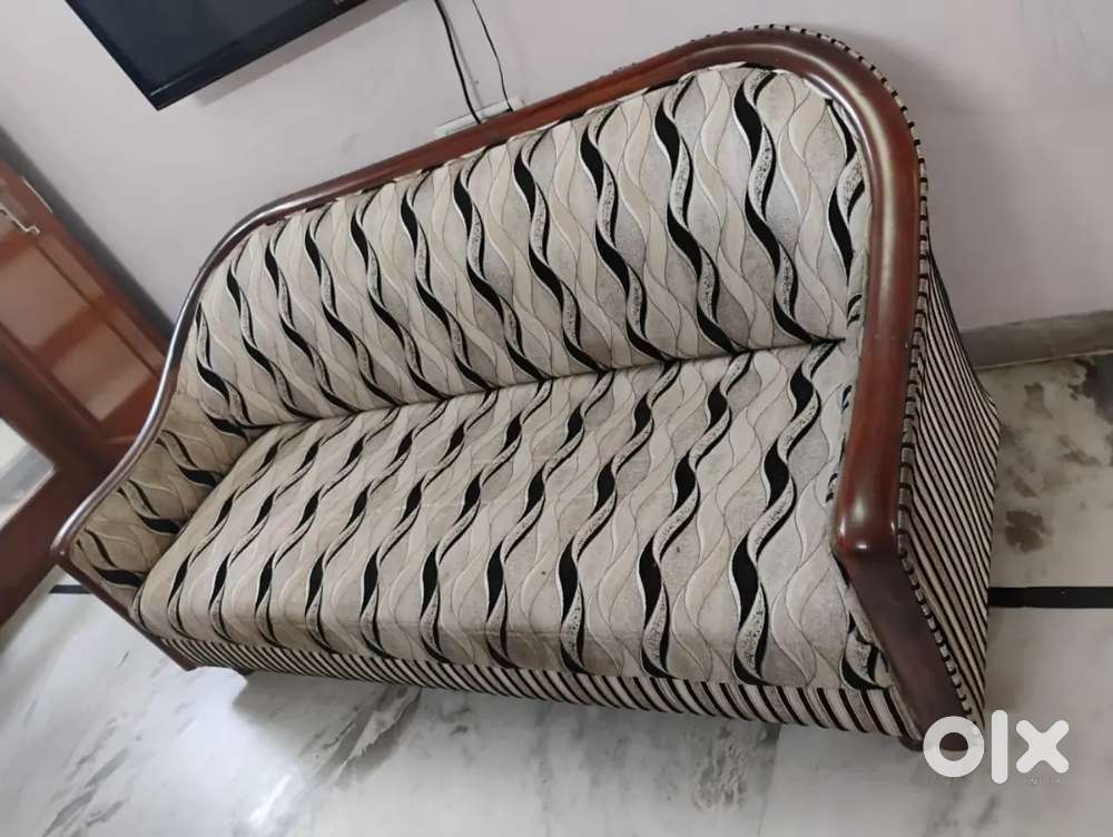 A 5 seater  sofa set  (3+1+1) with one table