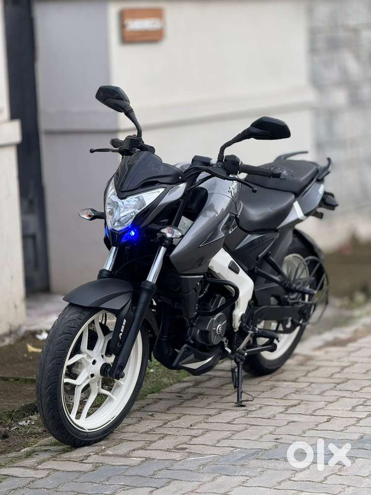 Bajaj ns 200