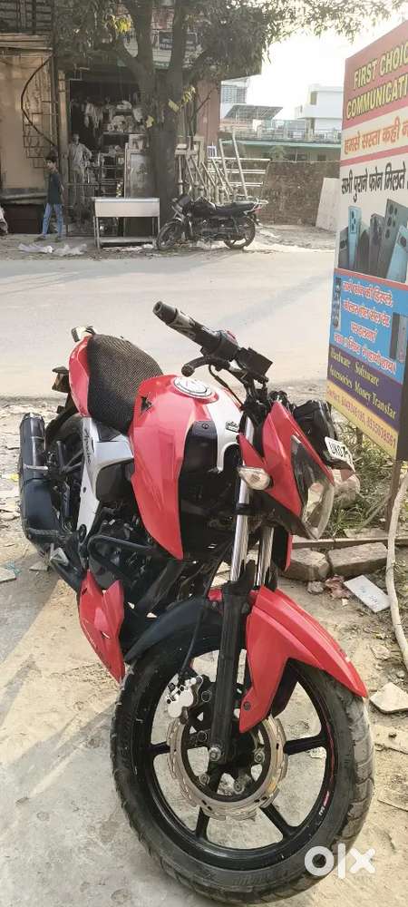 Dono tyre new hai aur battery bhi 4 year warranty mein hai