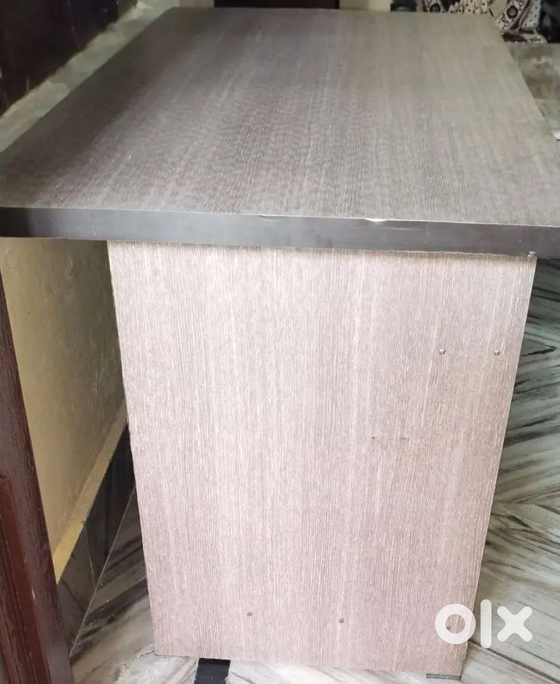 Computer table in A1 condition