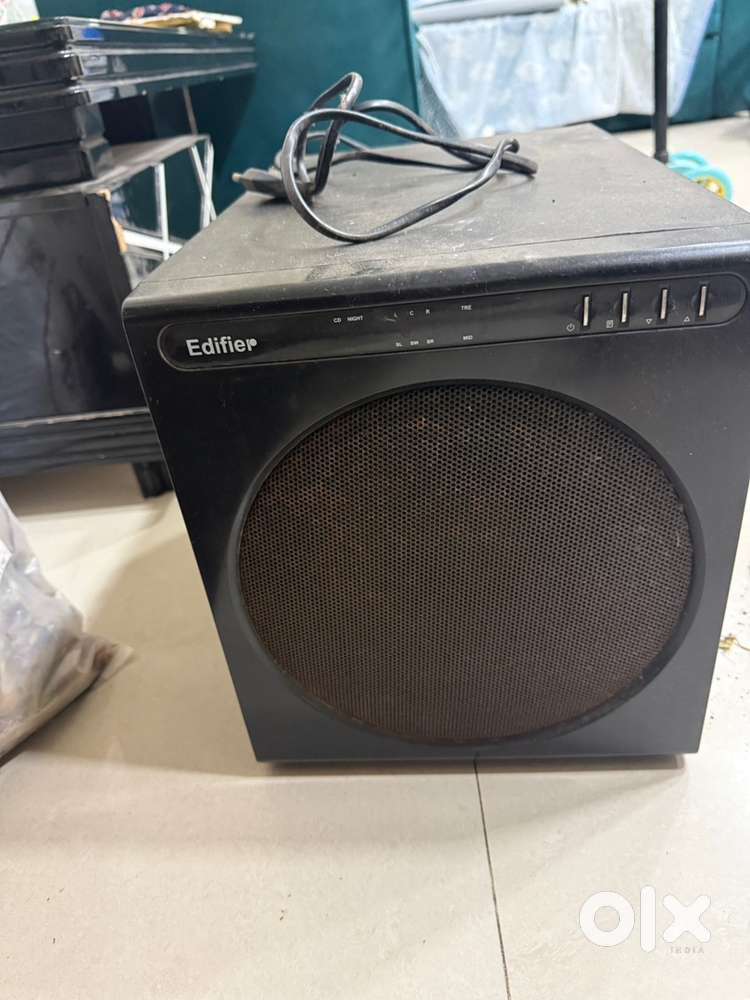 Edifier Home Theatre system with 1 sub woofer and 5 speakers