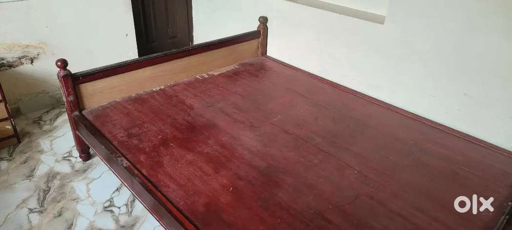 Wooden cot  6.25x6.25
