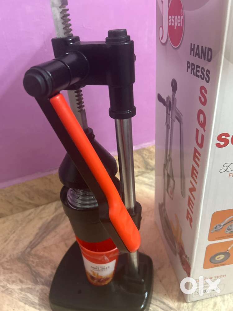 Hand press juice squeezer