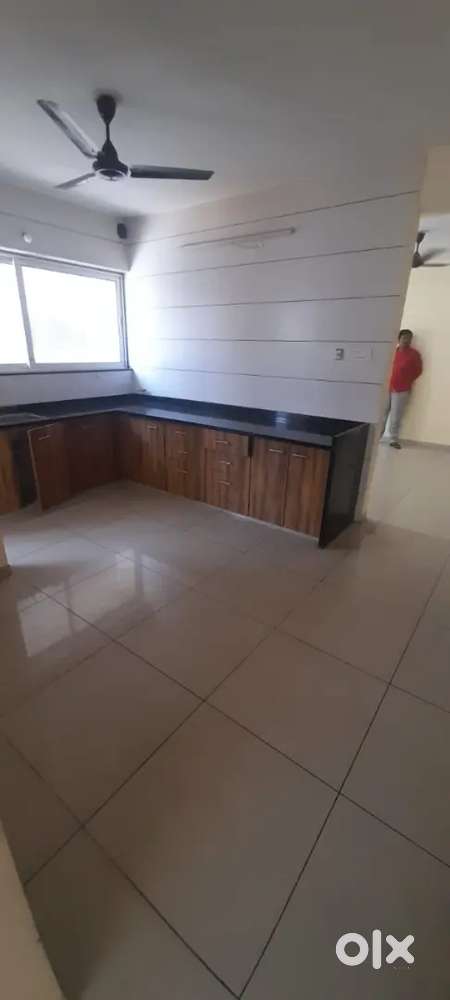 Luxurious & Spacious 4 bhk semi furnished flat near Race Course