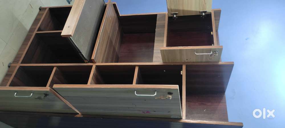 Computer table with bookshelf